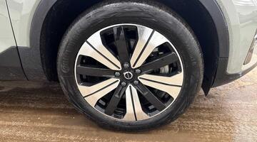 2022 Volvo Recharge 69kWh Plus Auto 5-door (Green) - Image: 16