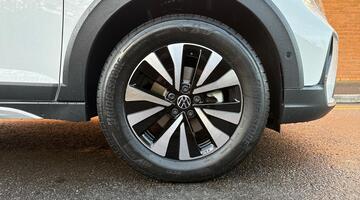 2025 Volkswagen 1.0 TSI Life Euro 6 5-door (White) - Image: 5