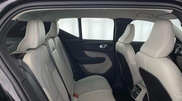 2020 Volvo 2.0 T4 Momentum Pro Auto Euro 6 5-door (Black) - Image: 9