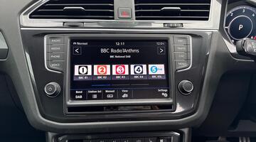 2017 Volkswagen 2.0 TDI BlueMotion Tech R-Line DSG 4Motion Euro 6 5-door (Black) - Image: 7