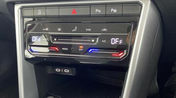 2023 Volkswagen TSI Life Euro 6 5-door (Red) - Image: 25