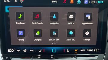 2025 Volkswagen Pro 77kWh Match Auto 5-door (Blue) - Image: 7