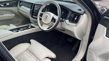 2025 Volvo 2.0 B5 MHEV Plus Auto Euro 6 5-door (Black) - Image: 6