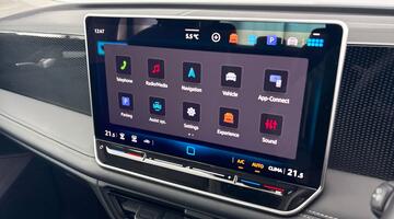 2025 Volkswagen ETSI MHEV Life DSG Euro 6 5-door (Red) - Image: 18