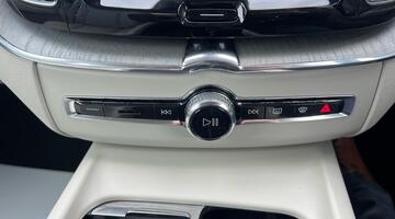 2025 Volvo 2.0 B5 MHEV Plus Auto Euro 6 5-door (Black) - Image: 52