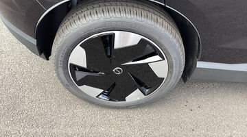 2025 Volvo Twin Performance 69kWh Plus Auto 5-door (Black) - Image: 25