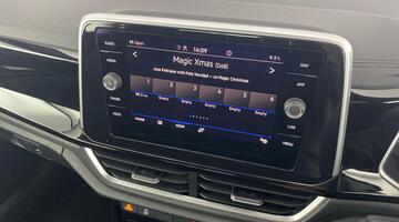 2025 Volkswagen TSI R-Line DSG 2WD Euro 6 2-door (Black) - Image: 16