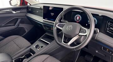 2025 Volkswagen ETSI MHEV Life DSG Euro 6 5-door (Red) - Image: 6