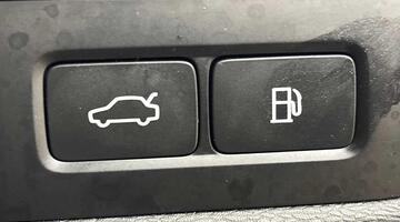 2025 Volvo 2.0h T6 18.8kWh Plus Black Edition Auto Euro 6 5-door (Black) - Image: 30