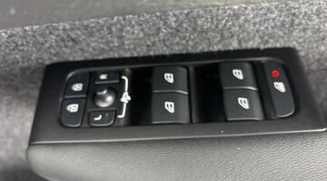 2022 Volvo T3 R-Design Auto Euro 6 5-door (Black) - Image: 18