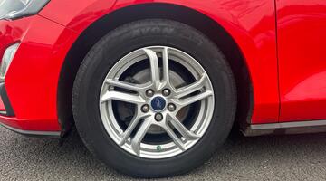 2020 Ford EcoBlue Zetec Euro 6 5-door (Red) - Image: 36