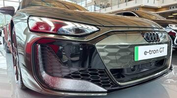 2025 Audi Performance 105kWh Carbon Black Auto quattro 4-door (Green) - Image: 9