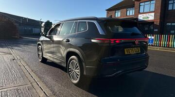 2025 Volkswagen 2.0 TDI Life DSG Euro 6 5-door (Black) - Image: 3