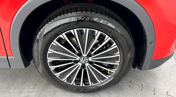 2025 Volkswagen ETSI MHEV Life DSG Euro 6 5-door (Red) - Image: 5