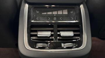 2025 Volvo 2.0 B4 MHEV Plus DCT Auto Euro 6 5-door (Black) - Image: 17