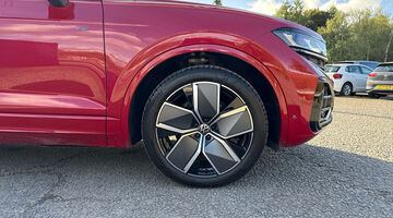 2025 Volkswagen 3.0 TDI V6 Black Edition Tiptronic 4Motion Euro 6 5-door (Red) - Image: 5