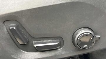 2025 Volvo 2.0h T6 18.8kWh Plus Black Edition Auto Euro 6 5-door (Black) - Image: 28