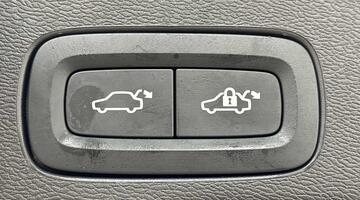 2025 Volvo 2.0 B5 MHEV Plus Auto Euro 6 5-door (White) - Image: 18