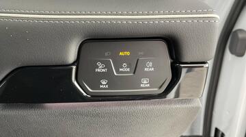 2025 Volkswagen Pro 77kWh Match Tourer Auto 5-door (White) - Image: 1