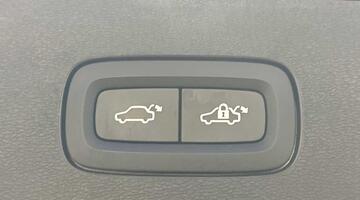 2025 Volvo 2.0 B4 MHEV Plus DCT Auto Euro 6 5-door (Black) - Image: 18