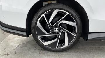 2025 Volkswagen Pro 77kWh Match Tourer Auto 5-door (White) - Image: 1