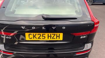 2025 Volvo 2.0 B5 MHEV Plus Auto Euro 6 5-door (Black) - Image: 18