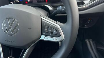 2025 Volkswagen 1.0 EVO Life Euro 6 5-door (Black) - Image: 10