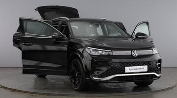2025 Volkswagen ETSI MHEV R-Line DSG Euro 6 5-door (Black) - Image: 9