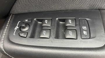 2025 Volvo 2.0h T6 18.8kWh Plus Black Edition Auto Euro 6 5-door (Black) - Image: 25