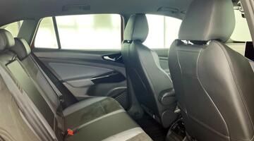 2024 Volkswagen Pro 77kWh Match Auto 5-door (Red) - Image: 26