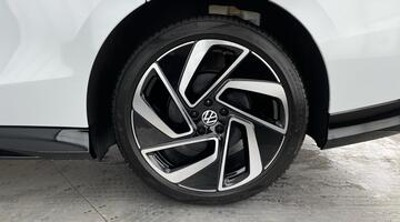 2025 Volkswagen Pro 77kWh Match Tourer Auto 5-door (White) - Image: 1