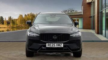 2025 Volvo 2.0h T6 18.8kWh Plus Black Edition Auto Euro 6 5-door (Black) - Image: 8