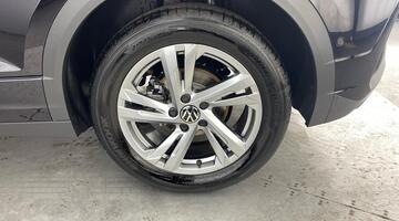 2025 Volkswagen TSI R-Line DSG 2WD Euro 6 2-door (Black) - Image: 33