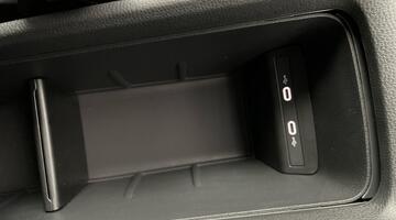 2025 Volkswagen Pro 59kWh Auto 5-door (Silver) - Image: 13