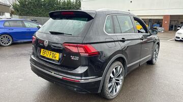 2017 Volkswagen 2.0 TDI BlueMotion Tech R-Line DSG 4Motion Euro 6 5-door (Black) - Image: 18