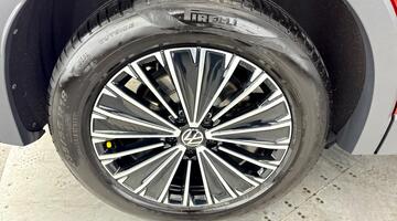 2025 Volkswagen ETSI MHEV Life DSG Euro 6 5-door (Red) - Image: 28