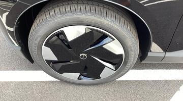 2025 Volvo Twin Performance 69kWh Plus Auto 5-door (Black) - Image: 19