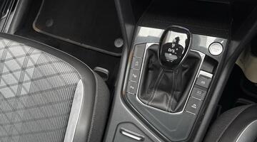 2023 Volkswagen 2.0 TDI R-Line DSG Euro 6 5-door (Grey) - Image: 32