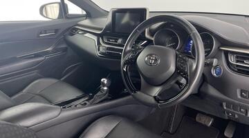 2019 Toyota VVT-h Dynamic CVT Euro 6 5-door (Grey) - Image: 6