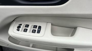 2017 Volvo 2.0 D4 Momentum Auto Euro 6 5-door (Black) - Image: 32