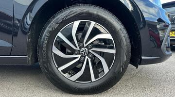 2025 Volkswagen 1.0 EVO Life Euro 6 5-door (Black) - Image: 5