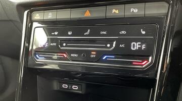 2022 Volkswagen TSI R-Line DSG Euro 6 5-door (Red) - Image: 17