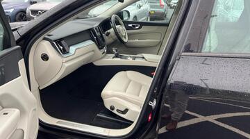 2017 Volvo 2.0 D4 Momentum Auto Euro 6 5-door (Black) - Image: 2