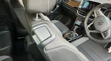 2025 Volkswagen TSI R-Line DSG 2WD Euro 6 2-door (Black) - Image: 25