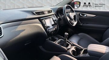 2019 Nissan DIG-T Tekna Euro 6 5-door (Red) - Image: 2