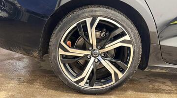 2025 Volvo 2.0 B4 MHEV Plus DCT Auto Euro 6 5-door (Black) - Image: 19