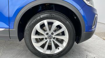 2022 Volkswagen TSI Style Euro 6 5-door (Blue) - Image: 5