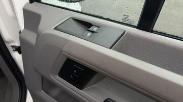 2025 Volkswagen 2.0 TDI CR30 Commerce FWD MWB High Roof Euro 6 5-door (White) - Image: 15