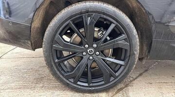 2025 Volvo 2.0h T6 18.8kWh Plus Black Edition Auto Euro 6 5-door (Black) - Image: 16