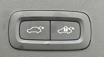 2025 Volvo 2.0 B4 MHEV Plus DCT Auto Euro 6 5-door (Black) - Image: 18